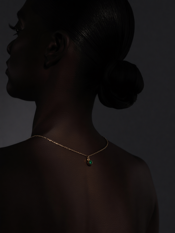 תליון ספיר ירוק על שרשרת זהב
