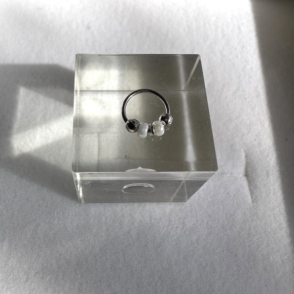 עגיל הליקס חישוק זהב לבן עם אופל לבן