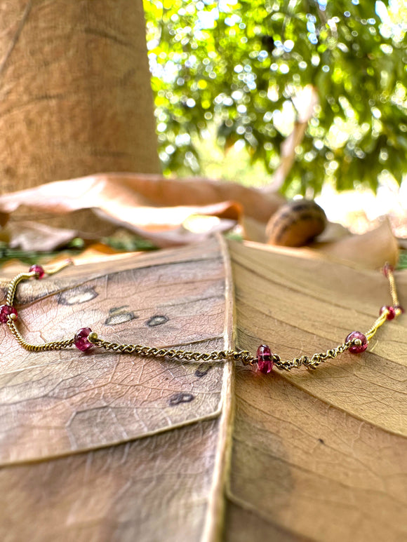 שרשרת זהב עם עם חרוזי ספינל אדומות