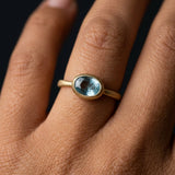 טבעת זהב מוברש משובצת אקוומרין