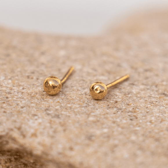 זוג עגילי זהב צמודים - כדורים של זהב