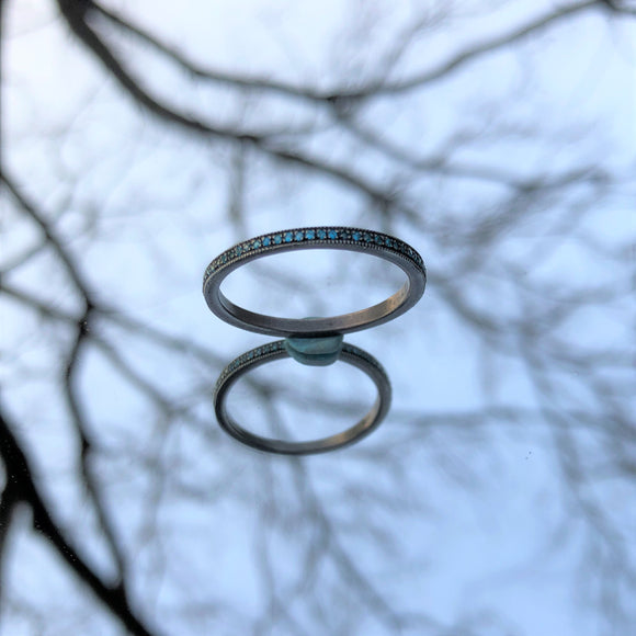 טבעת כסף משובצת זירקונים כחולים