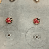 זוג עגילי זהב צמודים -חיפושית באדום