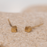 זוג עגילי זהב צמודים - קוביות של זהב