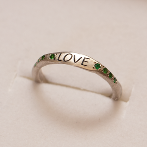 LOVE  טבעת כסף משובצת דנבורייט