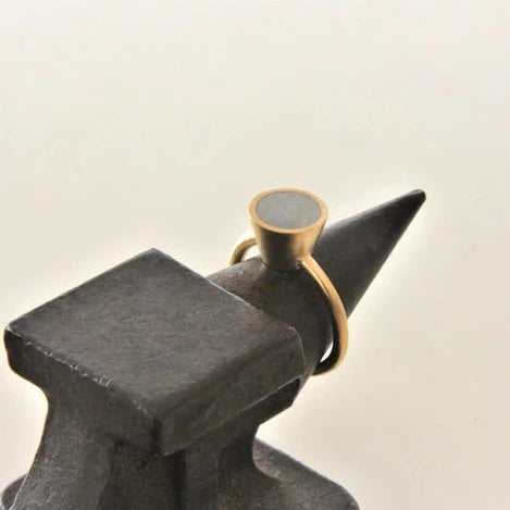 טבעת סוליטר מצופה זהב עם בטון