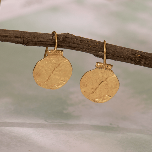 זוג עגילי זהב תלויים - מטבע זהב אמורפי