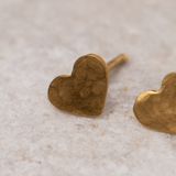 זוג עגילי זהב צמודים - לבבות רקועים