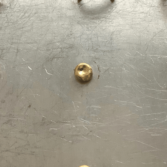 עגיל זהב צמוד - דמעה עגולה עם שקע