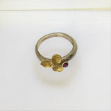 טבעת כסף עם פרח זהב ואבן באדום