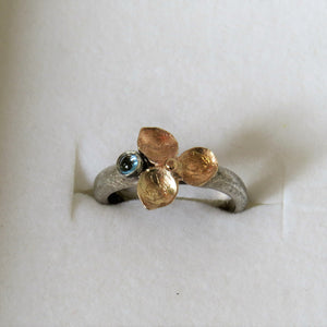 טבעת כסף עם פרח זהב ואבן כחולה