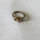 טבעת כסף עם פרח זהב ואבן כחולה