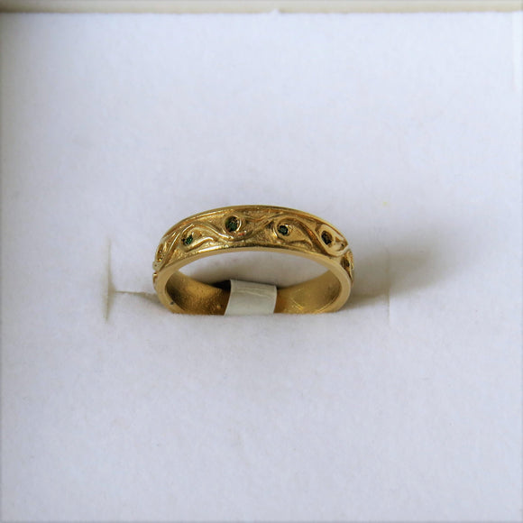 טבעת כסף מצופה זהב ומשובצת אבני  פרידוט ירוקות