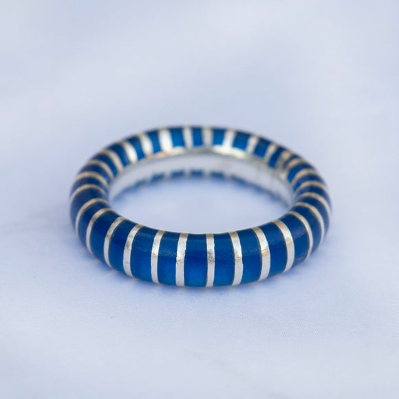 טבעת כסף בפסי פולימר כחול