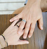טבעת נישואין חלקה מכסף עם בטון