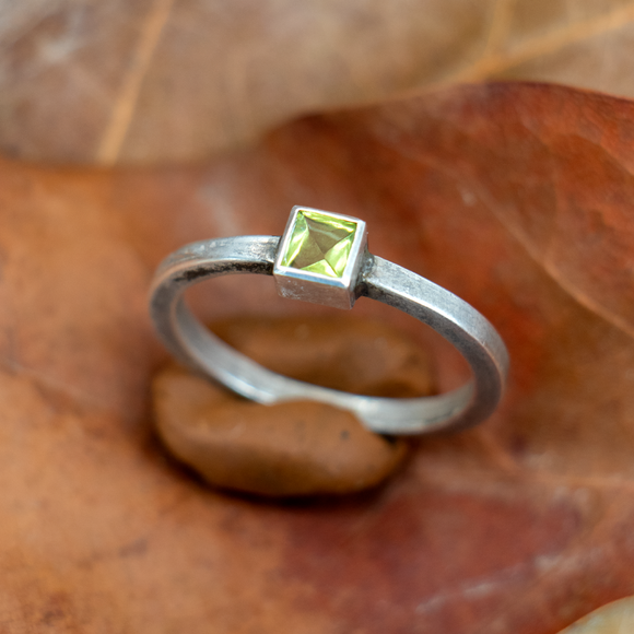 טבעת כסף עם אבן פרידוט ירוקה